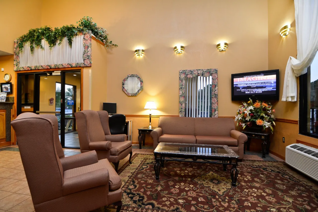 Red Roof Inn & Suites Clinton 6/37