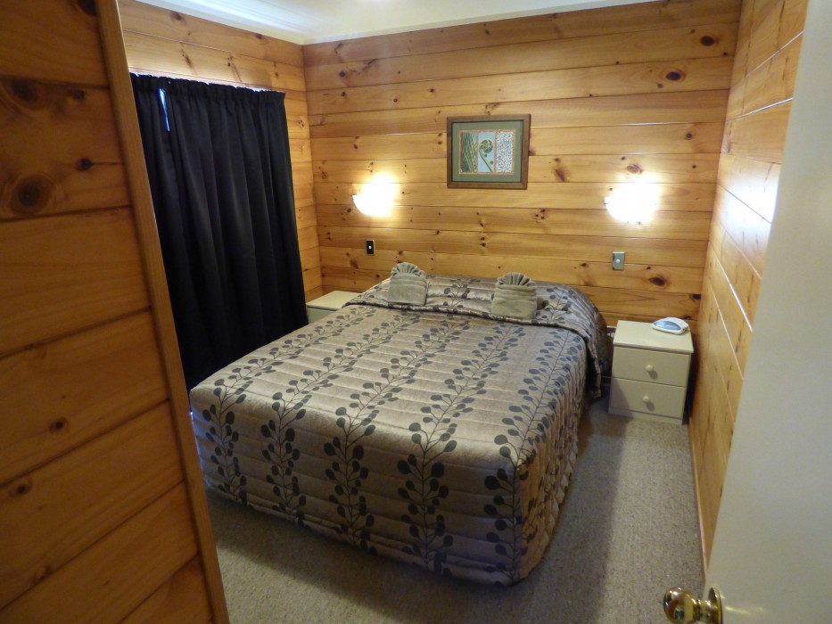CEDARWOOD LAKESIDE MOTEL AND CONFERENCE VENUE 28/75