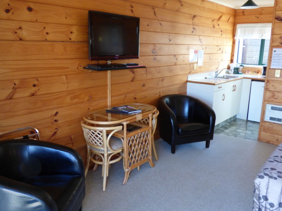 CEDARWOOD LAKESIDE MOTEL AND CONFERENCE VENUE 42/75