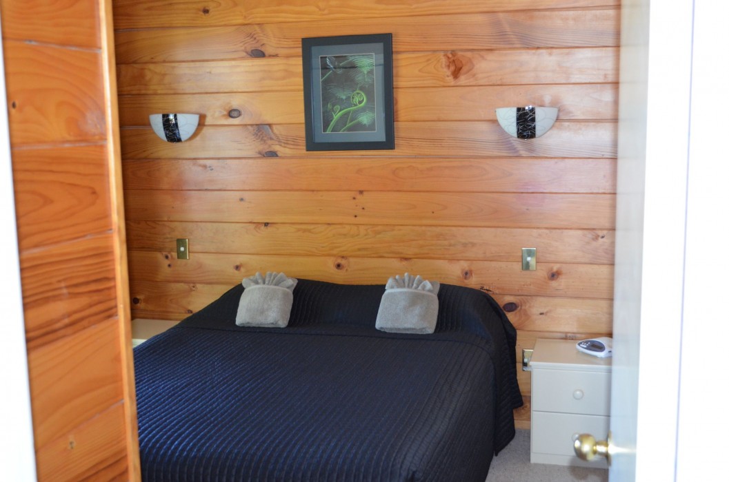 CEDARWOOD LAKESIDE MOTEL AND CONFERENCE VENUE 52/75