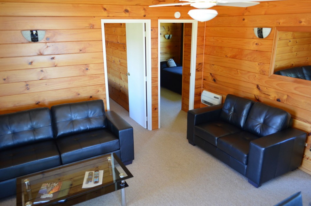 CEDARWOOD LAKESIDE MOTEL AND CONFERENCE VENUE 51/75