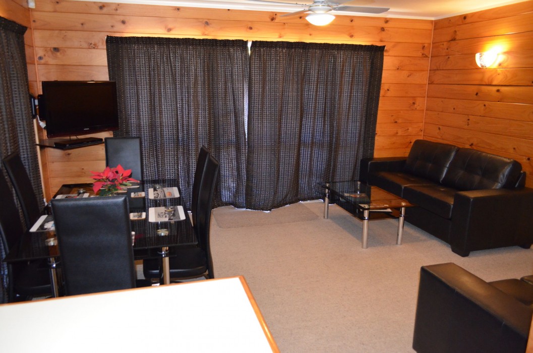 CEDARWOOD LAKESIDE MOTEL AND CONFERENCE VENUE 29/75