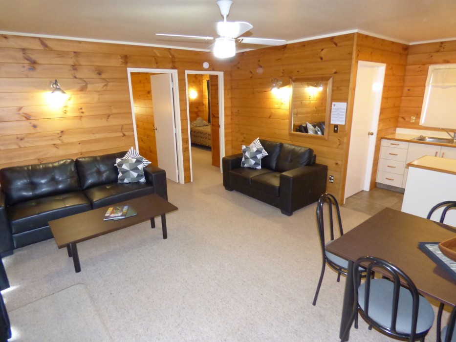 CEDARWOOD LAKESIDE MOTEL AND CONFERENCE VENUE 34/75