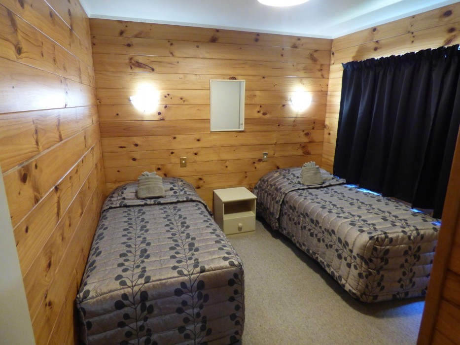 CEDARWOOD LAKESIDE MOTEL AND CONFERENCE VENUE 20/75