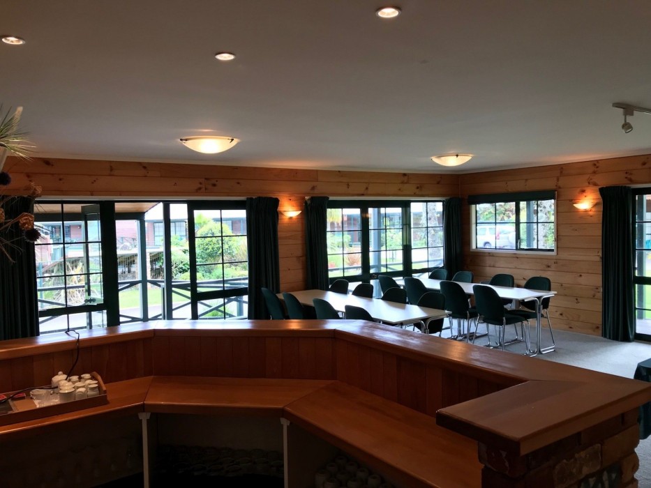 CEDARWOOD LAKESIDE MOTEL AND CONFERENCE VENUE 44/75