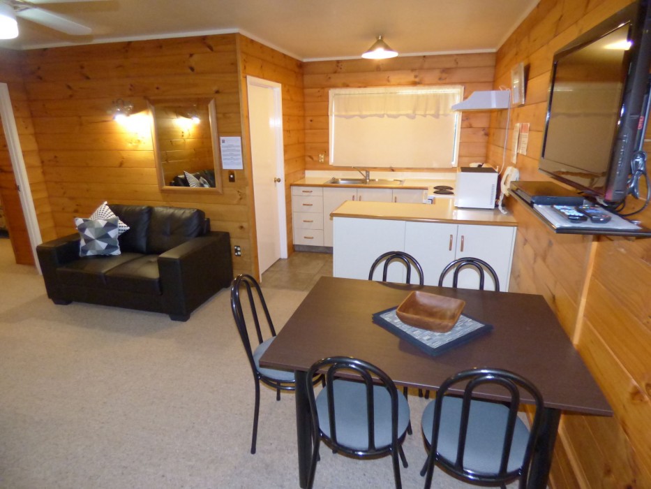CEDARWOOD LAKESIDE MOTEL AND CONFERENCE VENUE 33/75