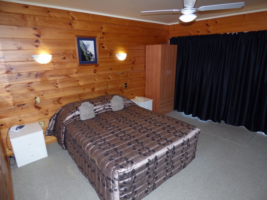 CEDARWOOD LAKESIDE MOTEL AND CONFERENCE VENUE 16/75