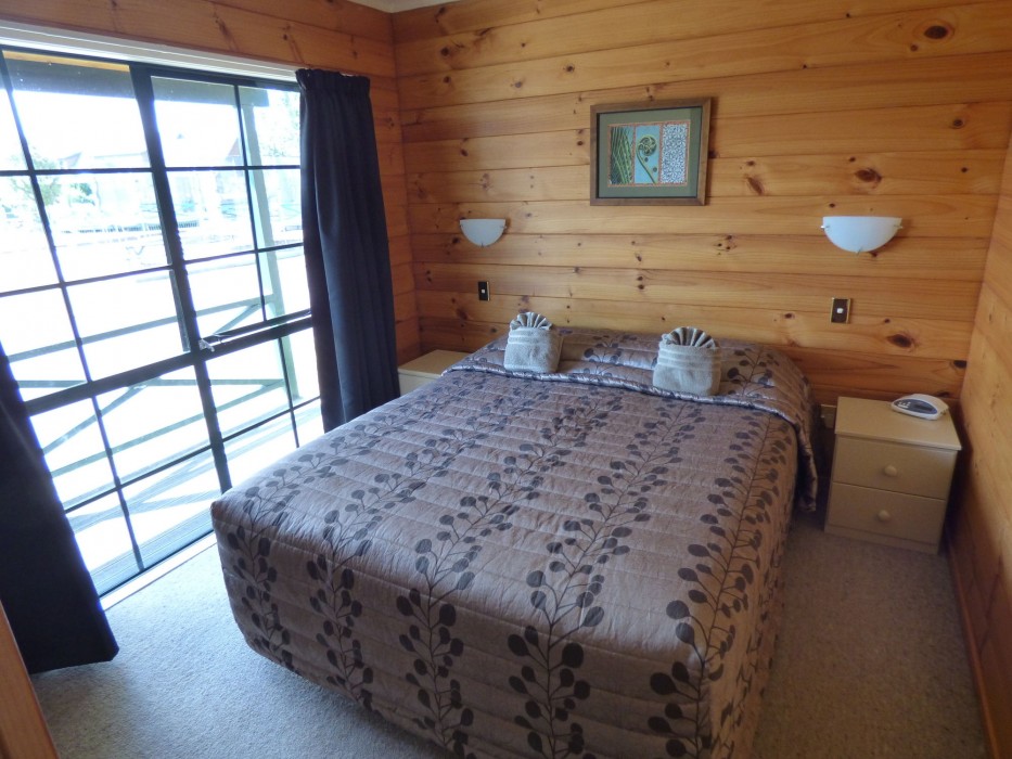 CEDARWOOD LAKESIDE MOTEL AND CONFERENCE VENUE 14/75
