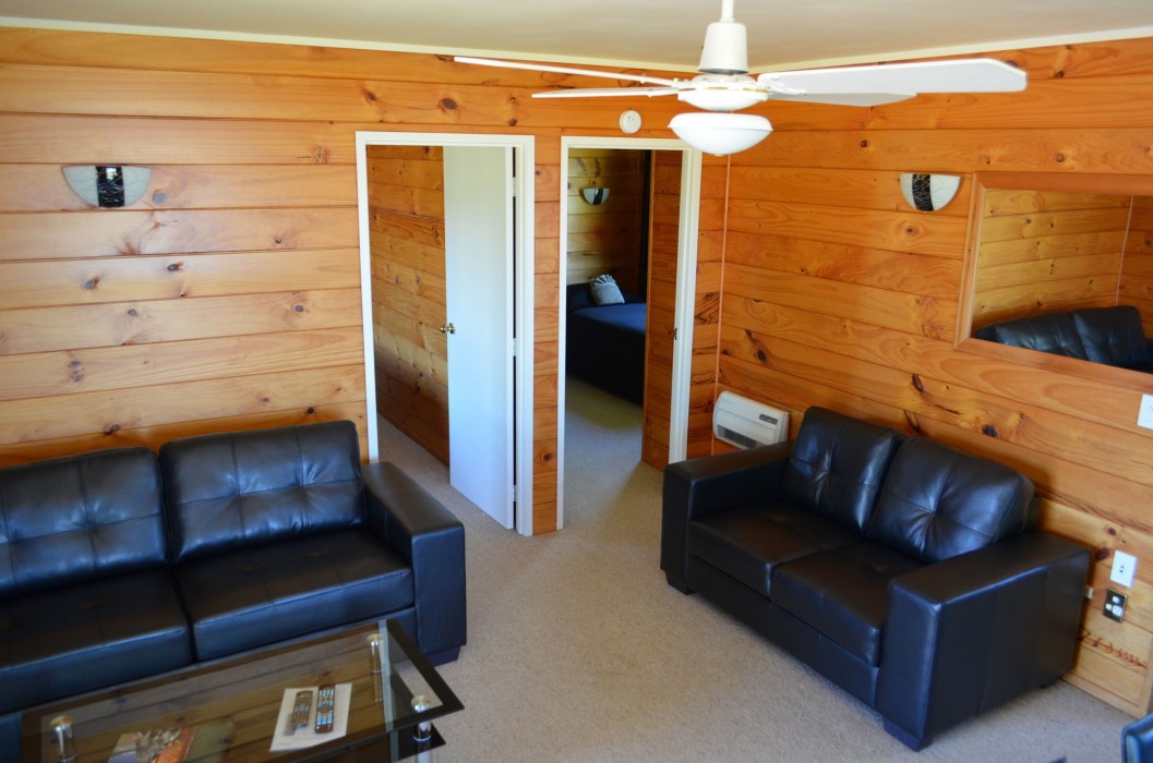 CEDARWOOD LAKESIDE MOTEL AND CONFERENCE VENUE 10/75