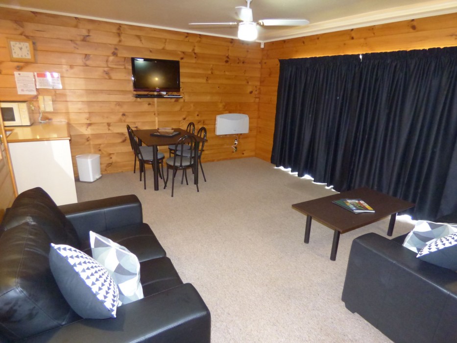 CEDARWOOD LAKESIDE MOTEL AND CONFERENCE VENUE 41/75