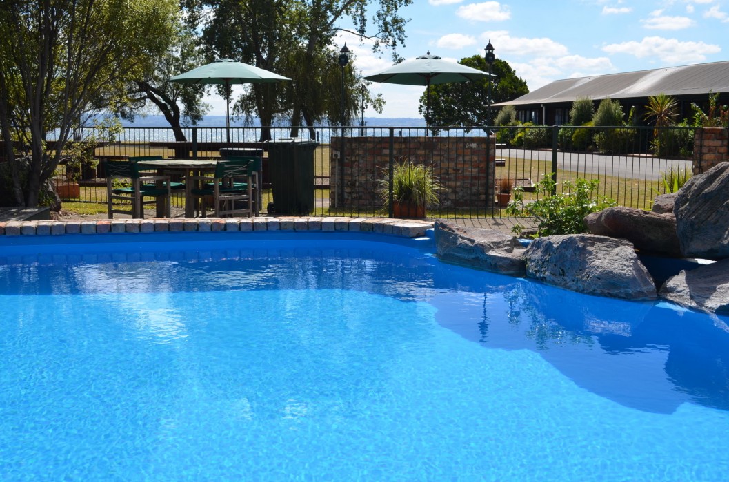 CEDARWOOD LAKESIDE MOTEL AND CONFERENCE VENUE 27/75