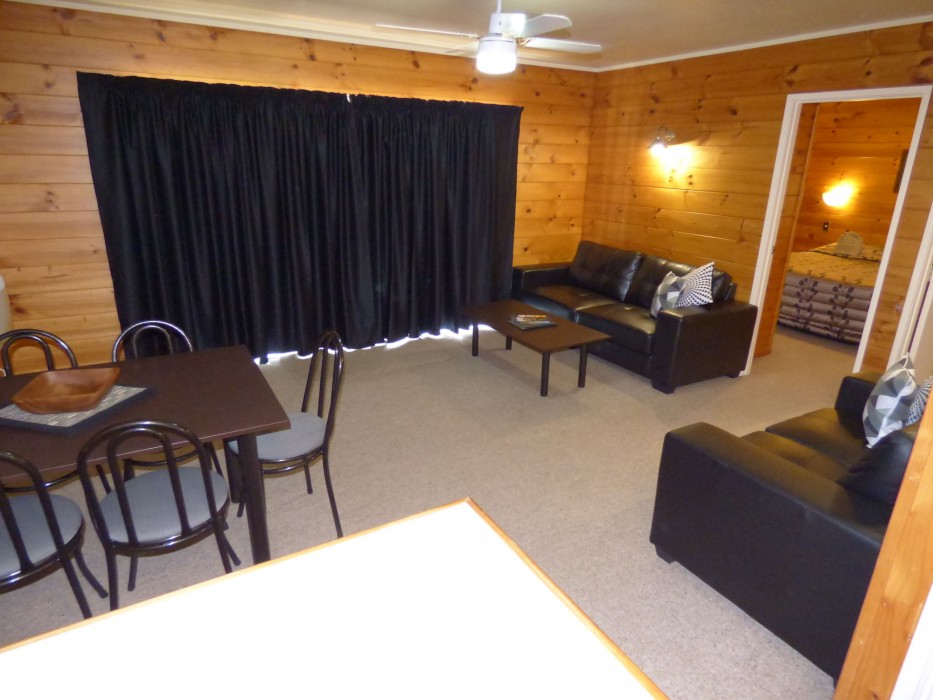 CEDARWOOD LAKESIDE MOTEL AND CONFERENCE VENUE 45/75