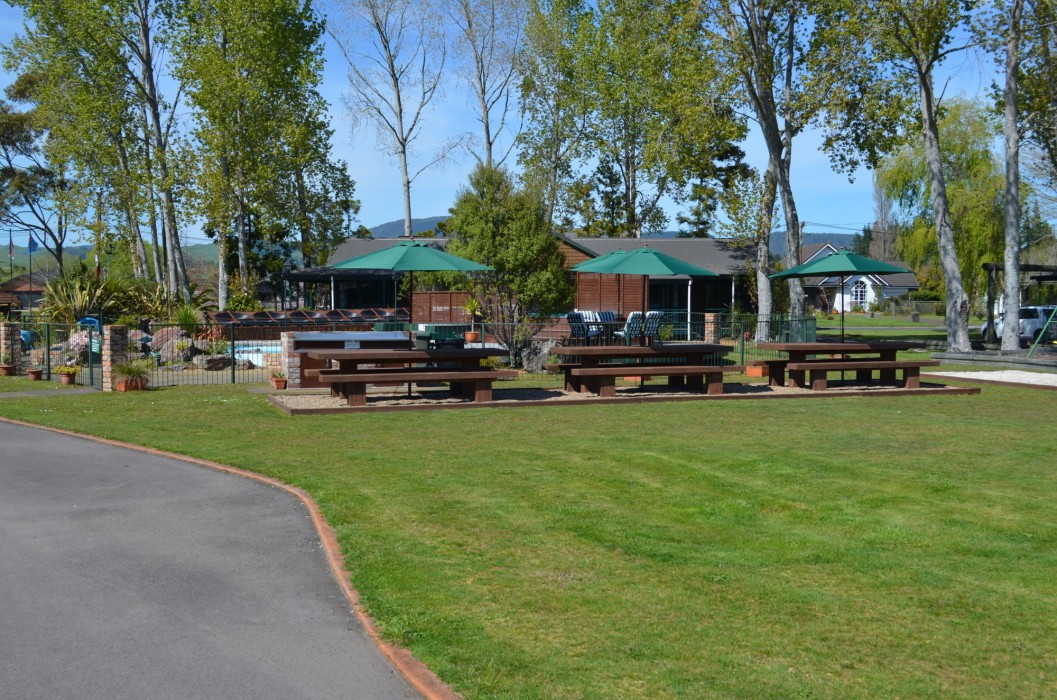 CEDARWOOD LAKESIDE MOTEL AND CONFERENCE VENUE 19/75