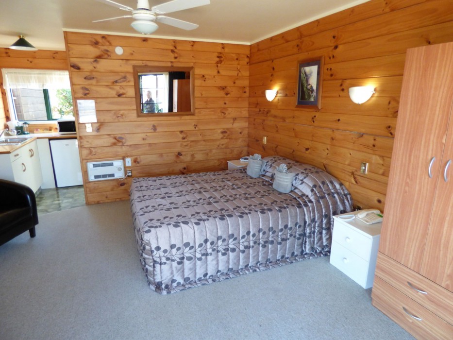 CEDARWOOD LAKESIDE MOTEL AND CONFERENCE VENUE 24/75