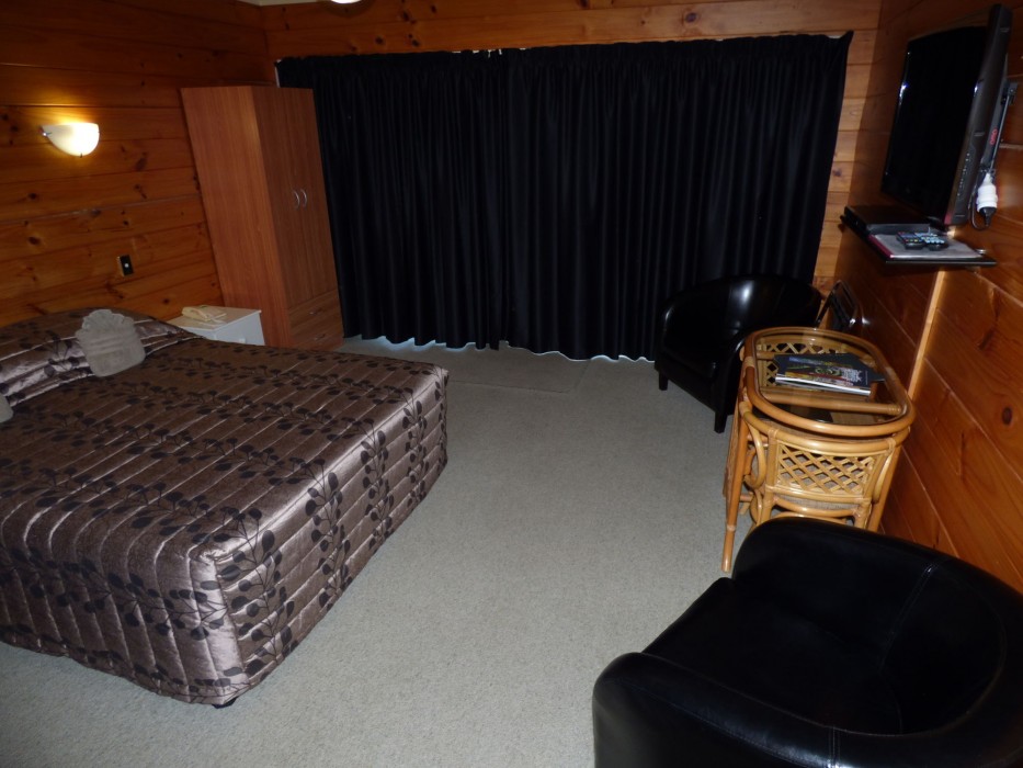 CEDARWOOD LAKESIDE MOTEL AND CONFERENCE VENUE 40/75