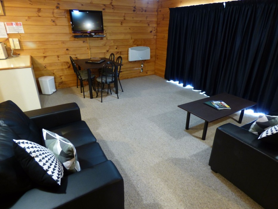 CEDARWOOD LAKESIDE MOTEL AND CONFERENCE VENUE 39/75