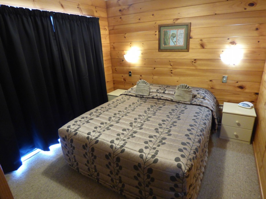 CEDARWOOD LAKESIDE MOTEL AND CONFERENCE VENUE 50/75
