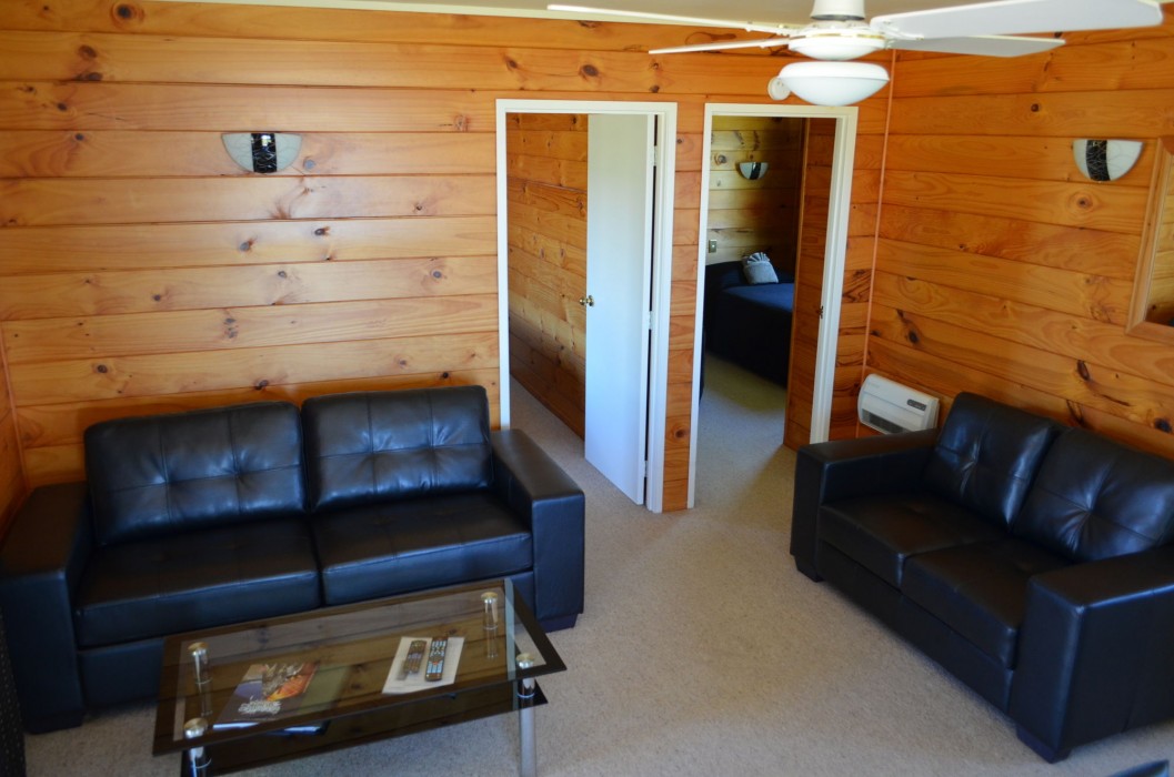 CEDARWOOD LAKESIDE MOTEL AND CONFERENCE VENUE 35/75