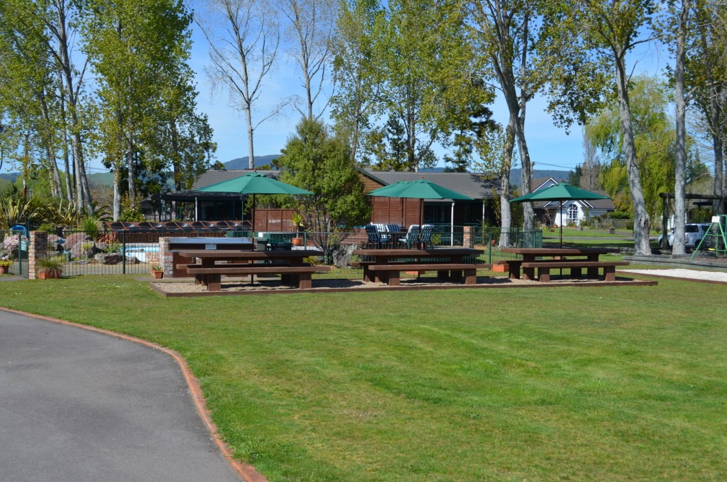 CEDARWOOD LAKESIDE MOTEL AND CONFERENCE VENUE 43/75