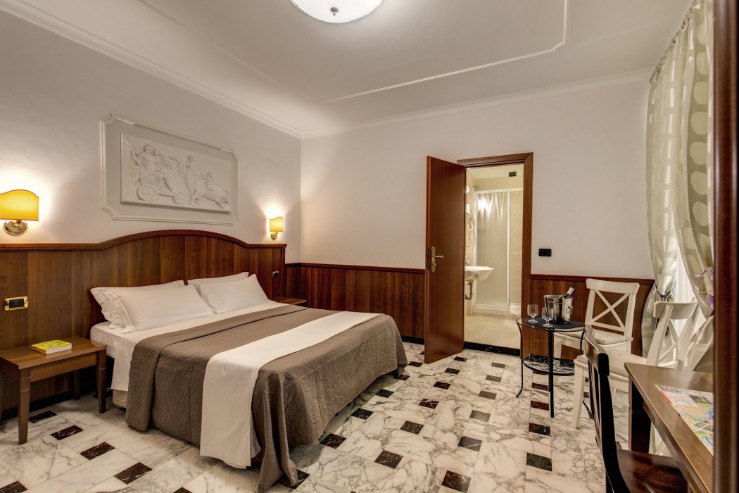 NAKISSA INN 32/76