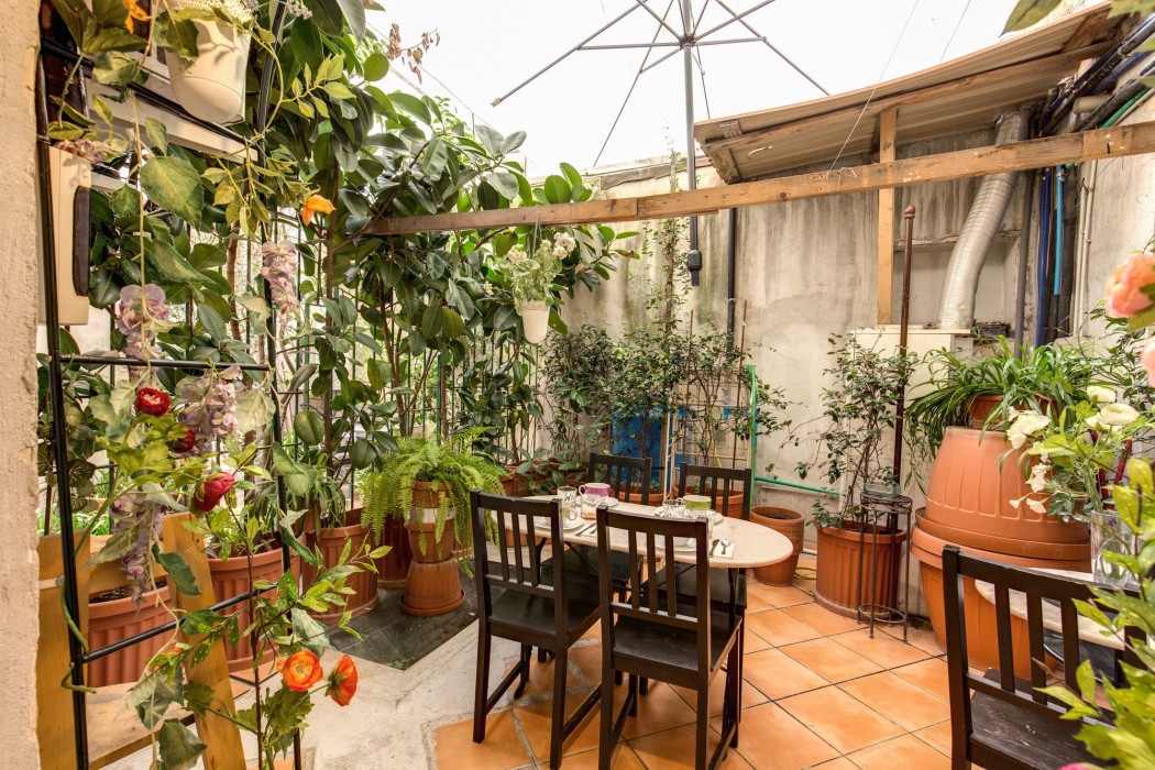 NAKISSA INN 25/76