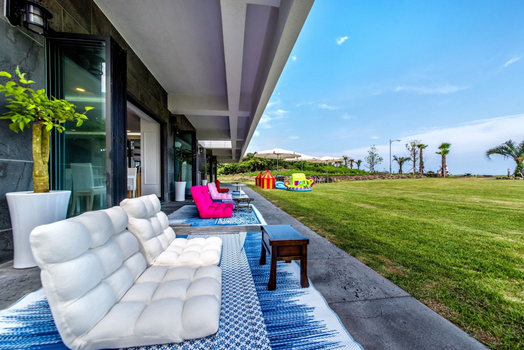 Sun And Moon Resort 28/100
