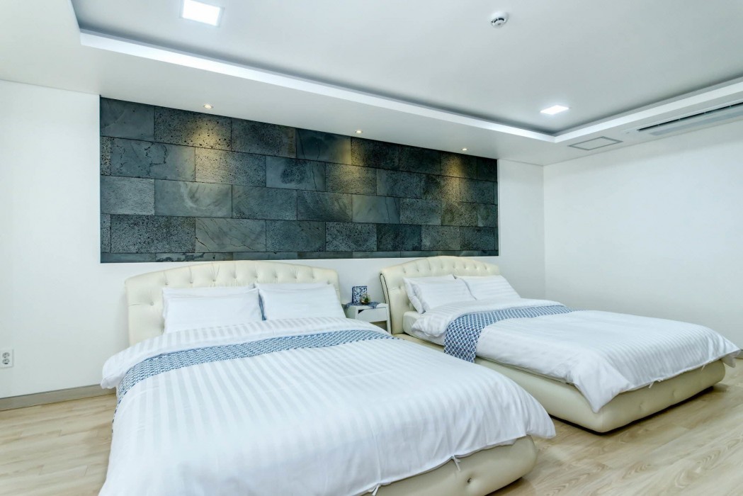 Sun And Moon Resort 32/100