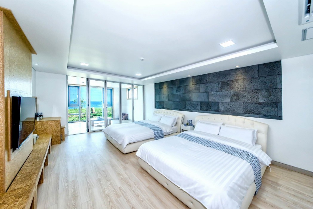 Sun And Moon Resort 35/100