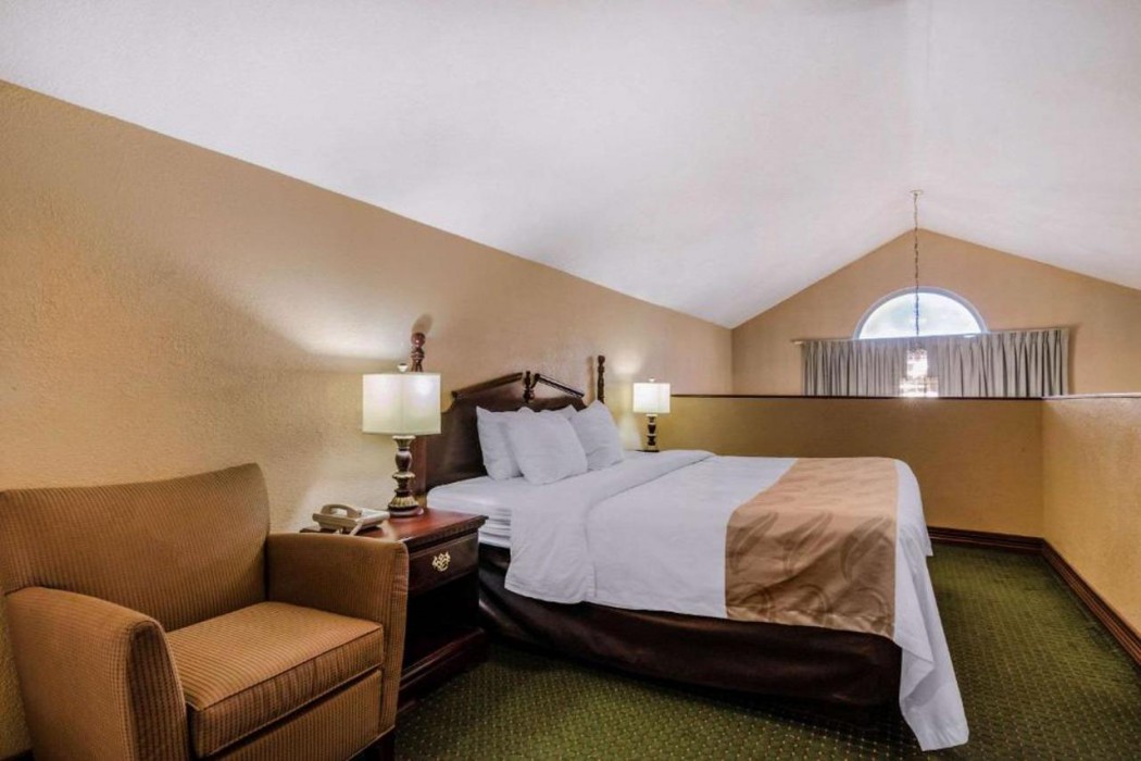 Quality Inn & Suites Carthage near Precious Moments Chapel 18/33