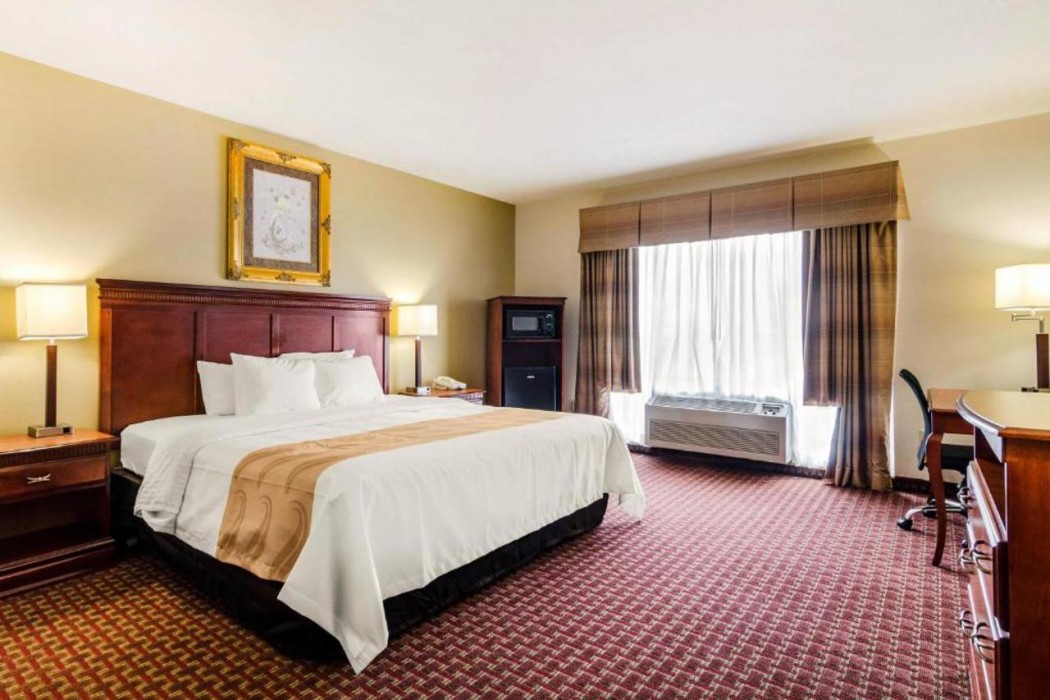Quality Inn & Suites Carthage near Precious Moments Chapel 21/33