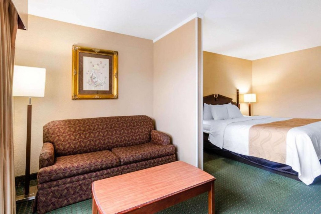 Quality Inn & Suites Carthage near Precious Moments Chapel 17/33