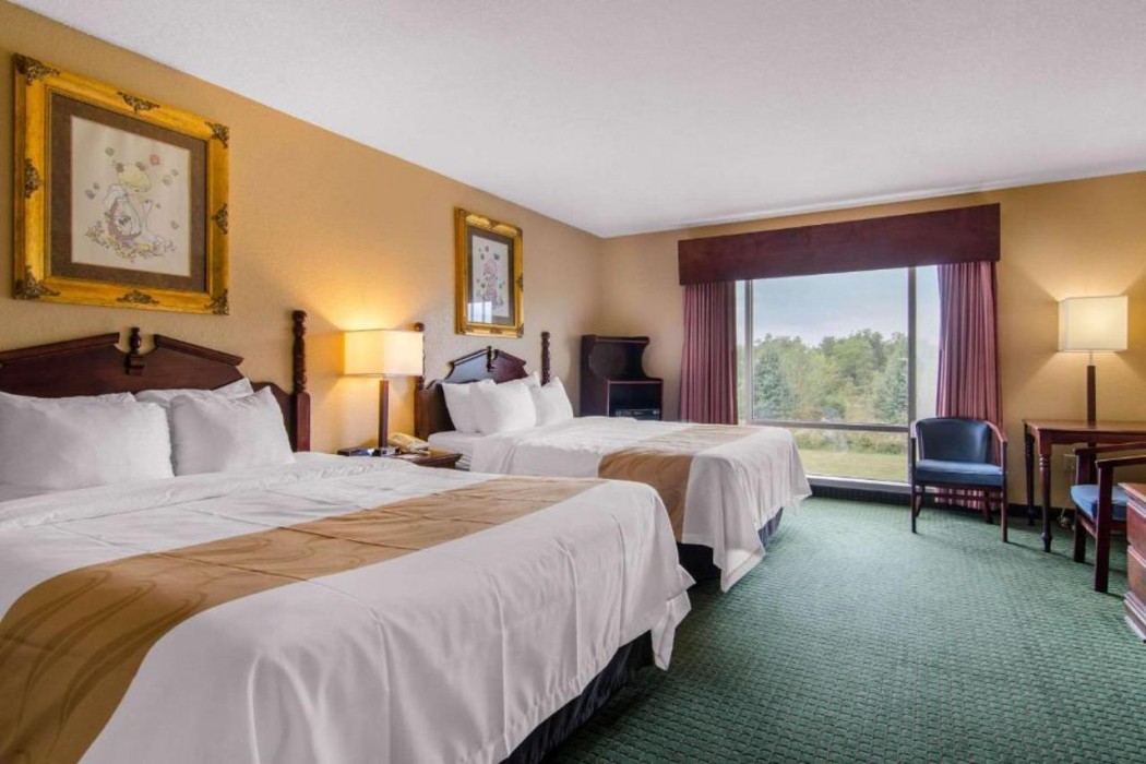 Quality Inn & Suites Carthage near Precious Moments Chapel 22/33