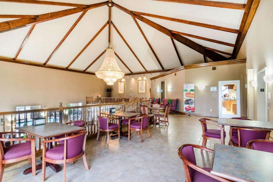 Quality Inn & Suites Carthage near Precious Moments Chapel 24/33
