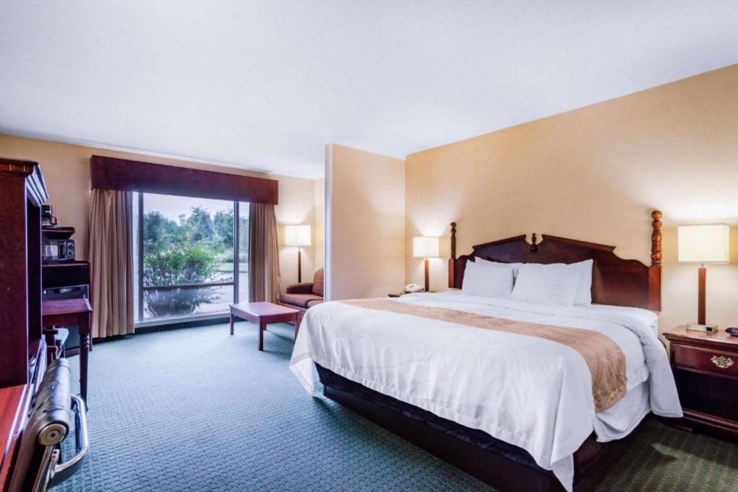 Quality Inn & Suites Carthage near Precious Moments Chapel 20/33