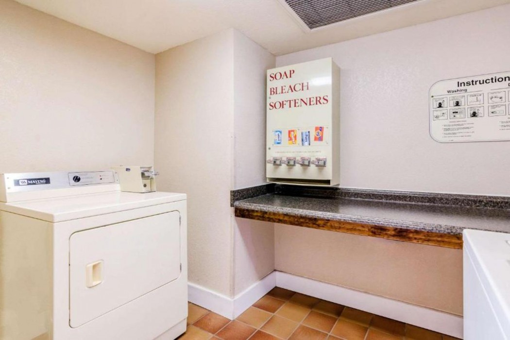 Quality Inn & Suites Carthage near Precious Moments Chapel 23/33