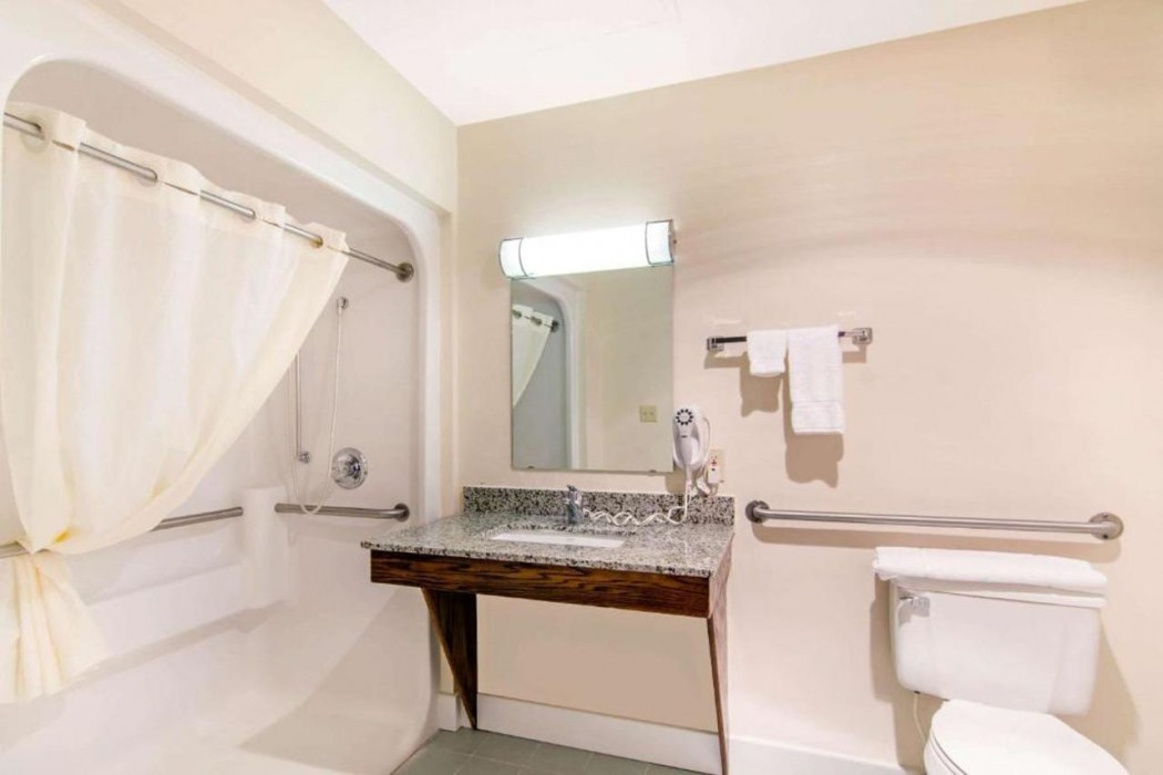 Quality Inn & Suites Carthage near Precious Moments Chapel 11/33