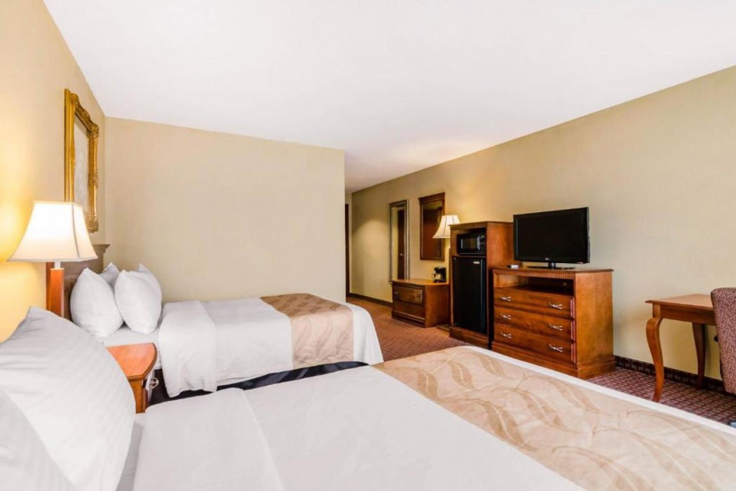 Quality Inn & Suites Carthage near Precious Moments Chapel 12/33