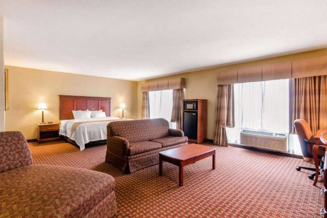 Quality Inn & Suites Carthage near Precious Moments Chapel 19/33