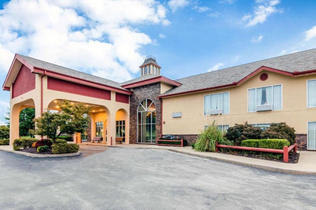 Quality Inn & Suites Carthage near Precious Moments Chapel 1/33