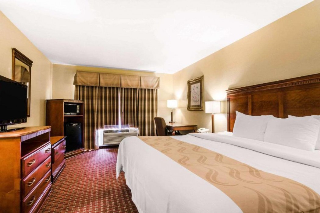 Quality Inn & Suites Carthage near Precious Moments Chapel 16/33