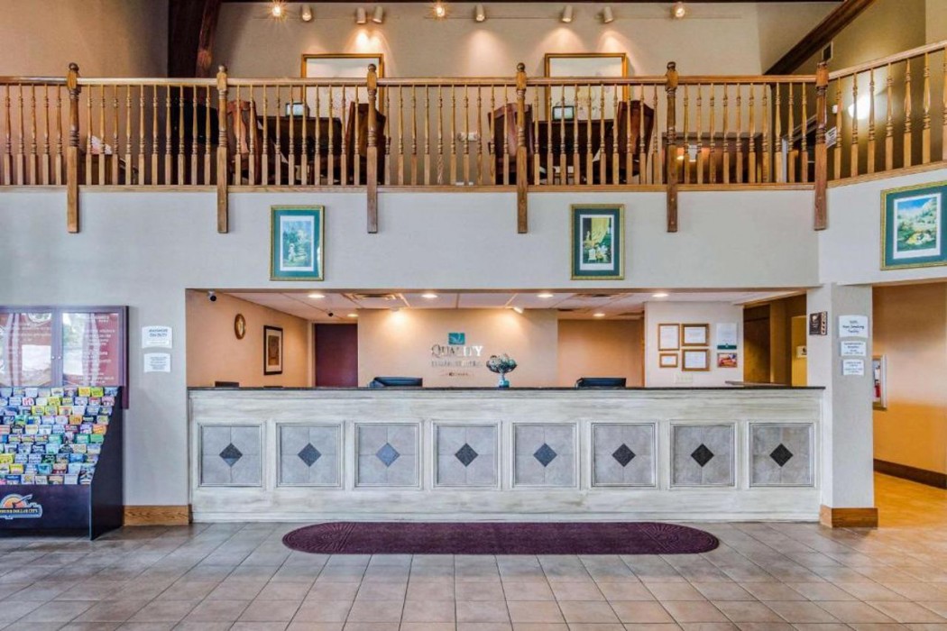 Quality Inn & Suites Carthage near Precious Moments Chapel 5/33