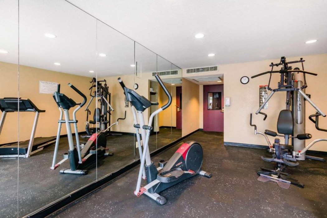 Quality Inn & Suites Carthage near Precious Moments Chapel 25/33