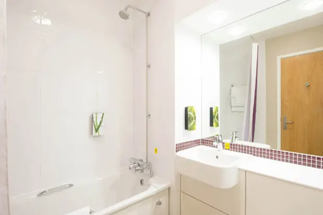 Premier Inn Cheltenham North West photo5