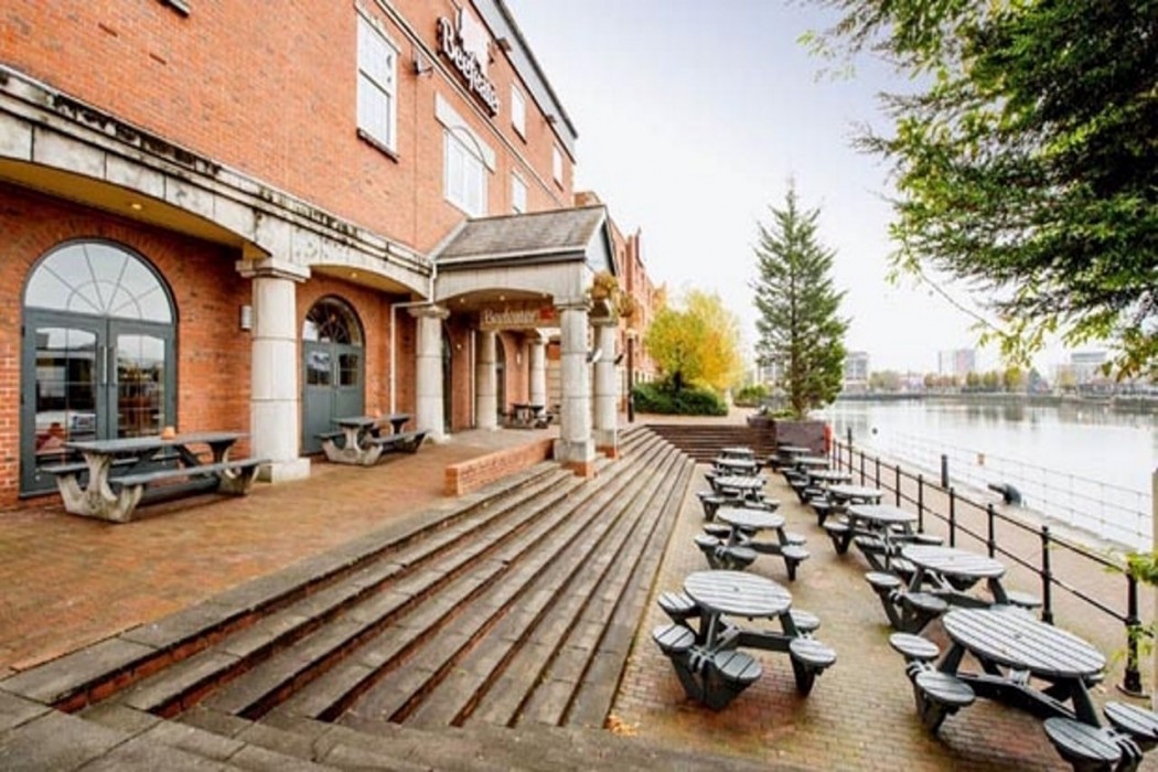Premier Inn Manchester Salford Quays 11/47