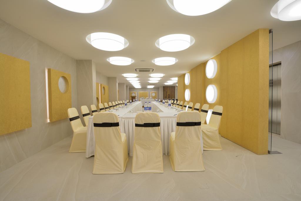 URBANE THE HOTEL 15/18