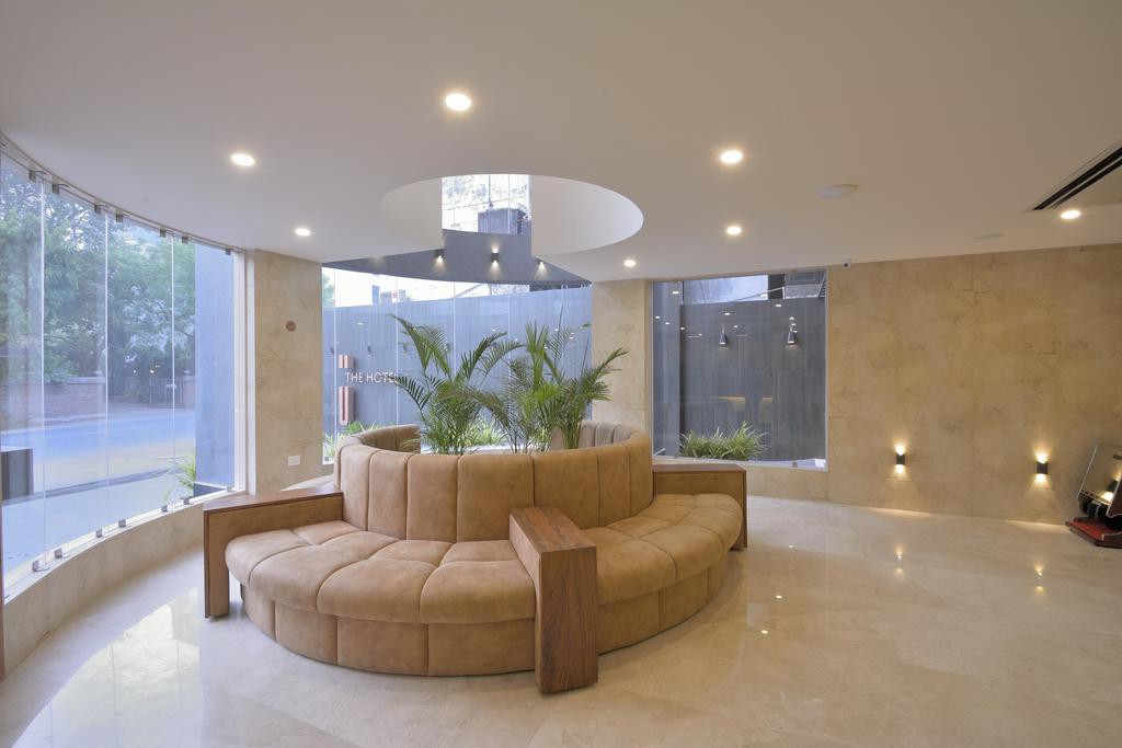 URBANE THE HOTEL 6/18