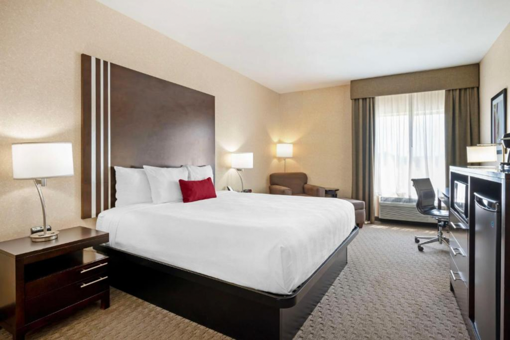 Best Western Plus Howe Inn 8/36