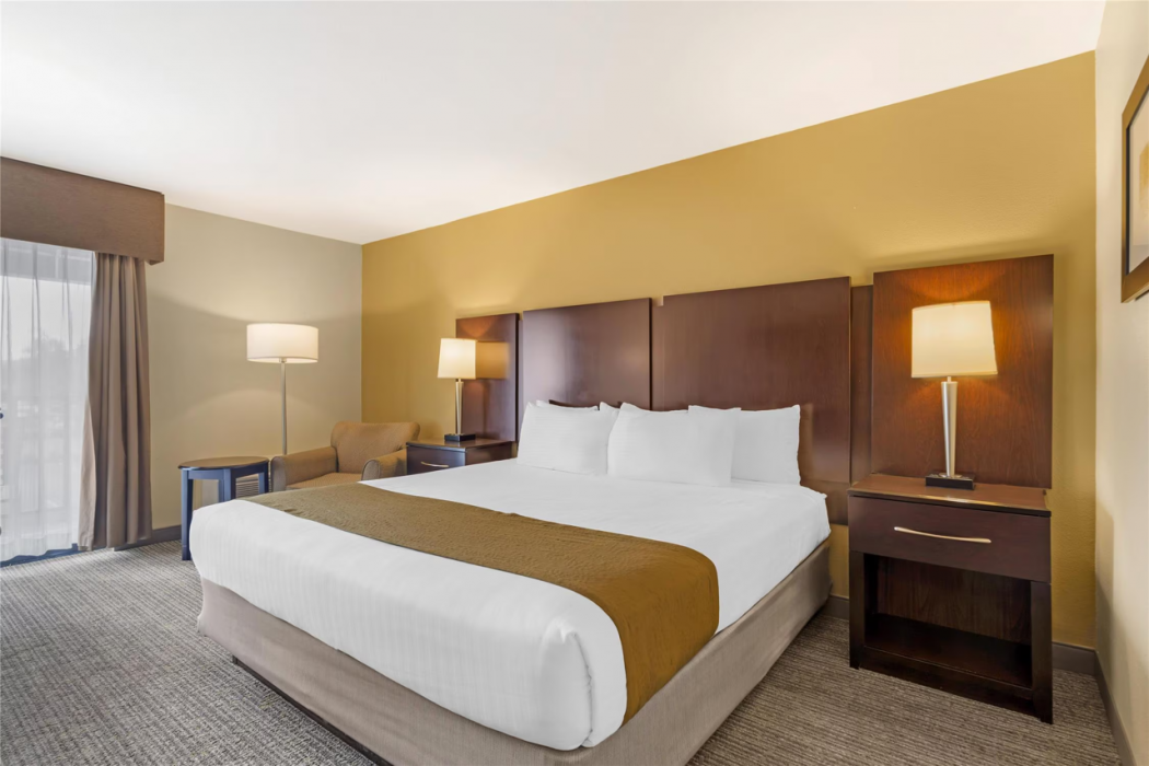 Best Western Plus Plaza by the Green 13/36