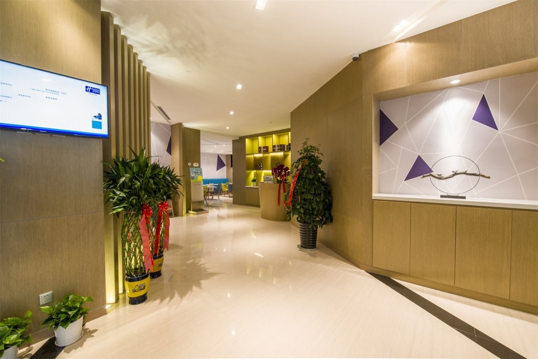 HOLIDAY INN EXPRESS CHENGDE DOWNTOWN 41/86