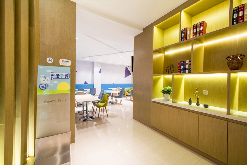 HOLIDAY INN EXPRESS CHENGDE DOWNTOWN 34/86